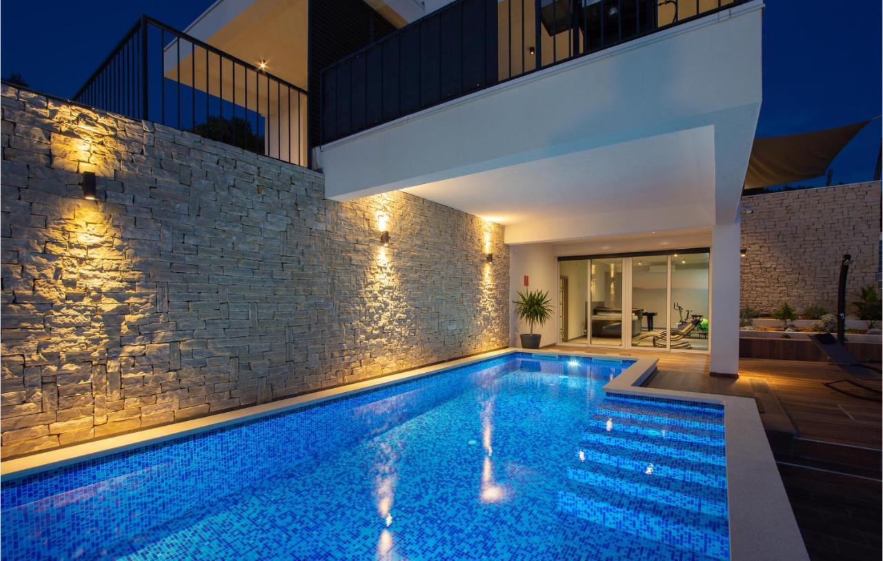 Stunning Home In Okrug Donji With Sauna, Outdoor Swimming Pool And Heated Swimming Pool Okrug Gornji Eksteriør bilde